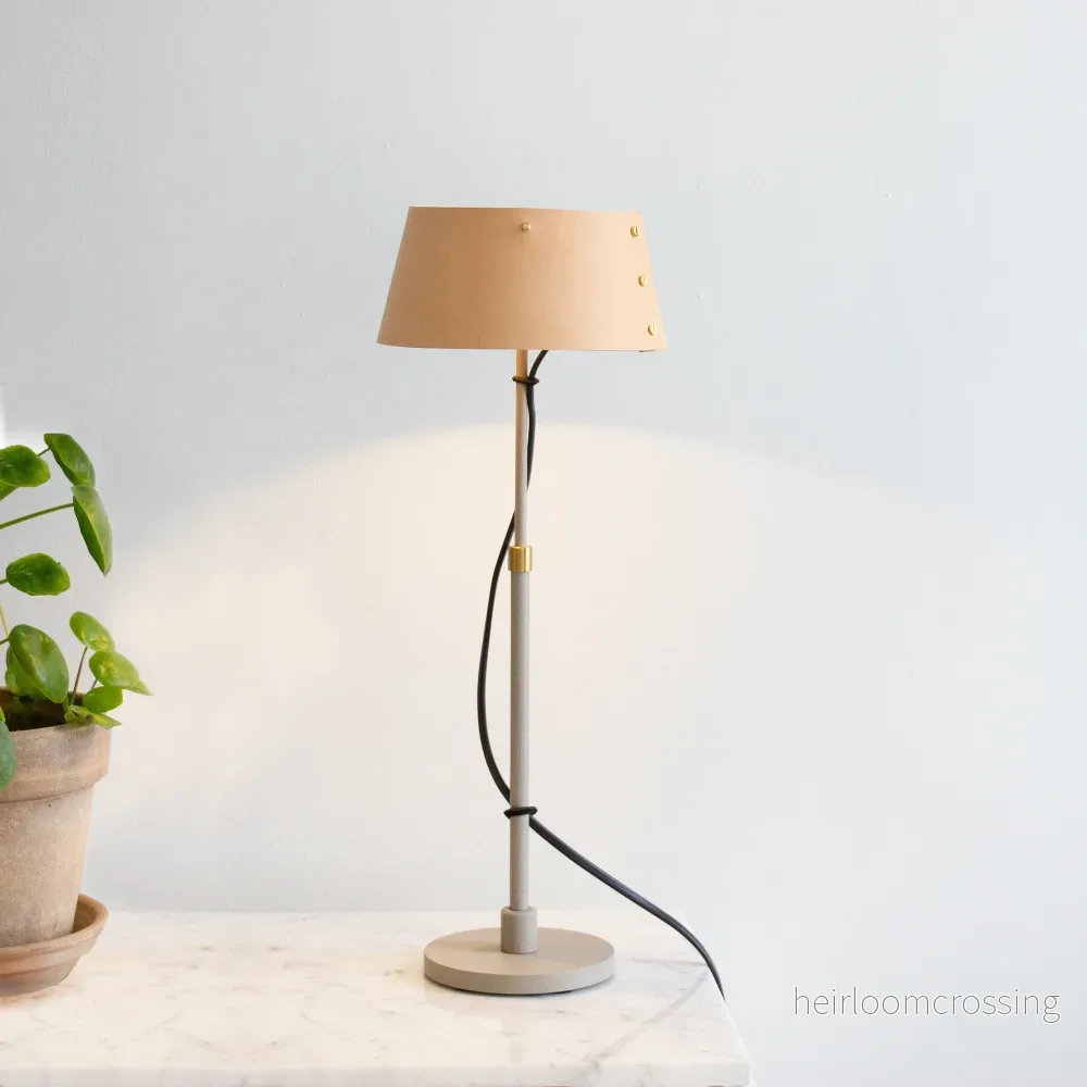 Karl läder bordslampa liten Karl läder bordslampa liten
