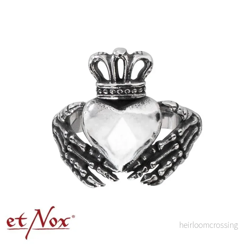 Claddagh, ring i rostfritt stål med vit sten, från etNox Claddagh, ring i rostfritt stål med vit sten, från etNox