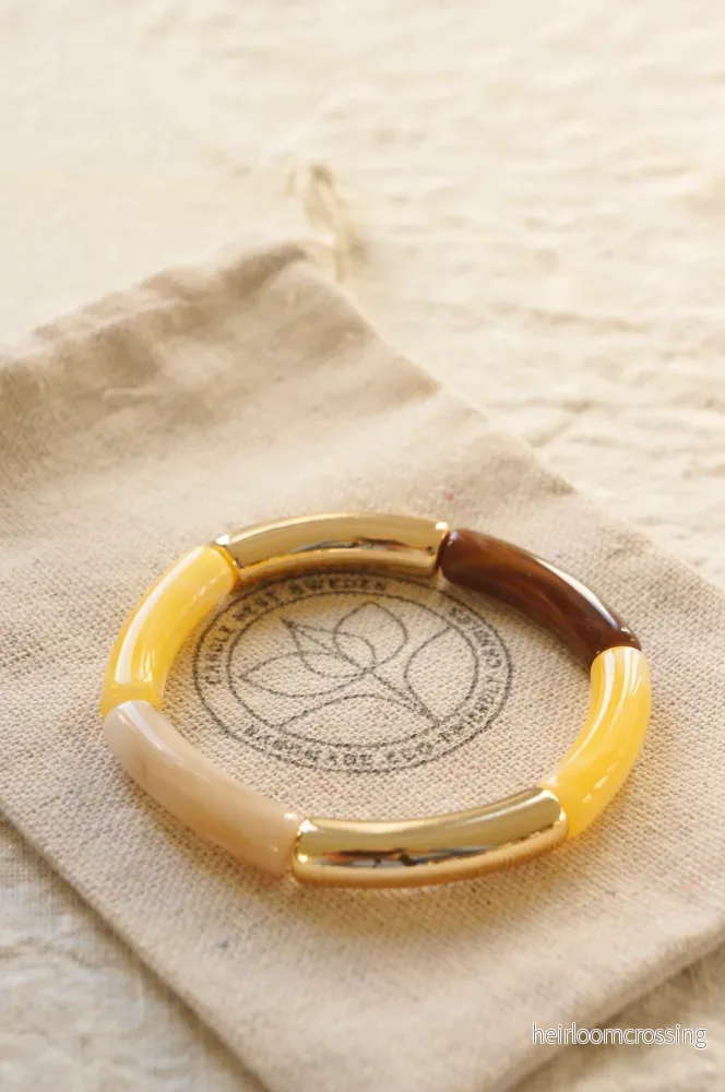 Comporta armband – gula toner & gulddetaljer (Mimosa & Coastal Gold) Comporta armband – gula toner & gulddetaljer (Mimosa & Coastal Gold)