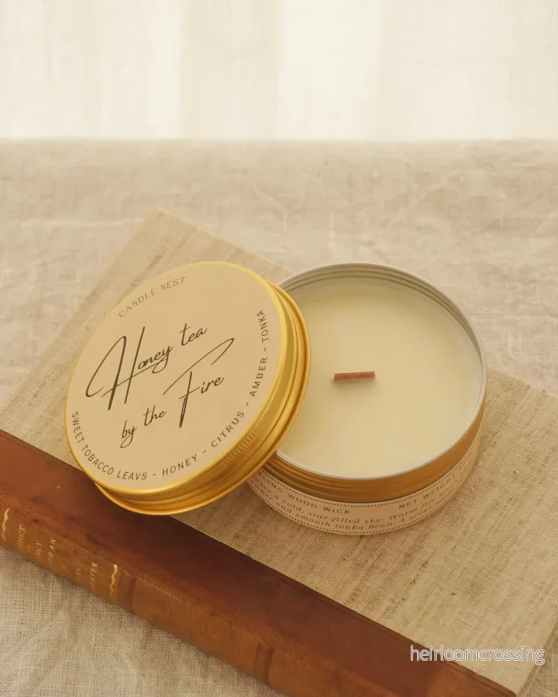 Doftljus i burk med träveke – söta tobaksbland & honung – Honey Tea by the Fire – Travel Candle Doftljus i burk med träveke – söta tobaksbland & honung – Honey Tea by the Fire – Travel Candle