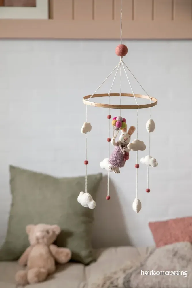 Tovad mobil med kaninflicka och ballonger Tovad mobil med kaninflicka och ballonger