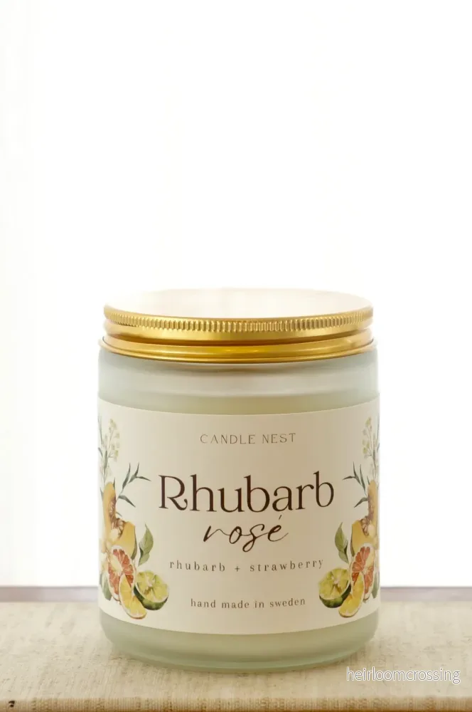 Doftljus i glasburk med guldlock – rabarber & jordgubbar – Rhubarb rosé – Signature candle - Bild 3