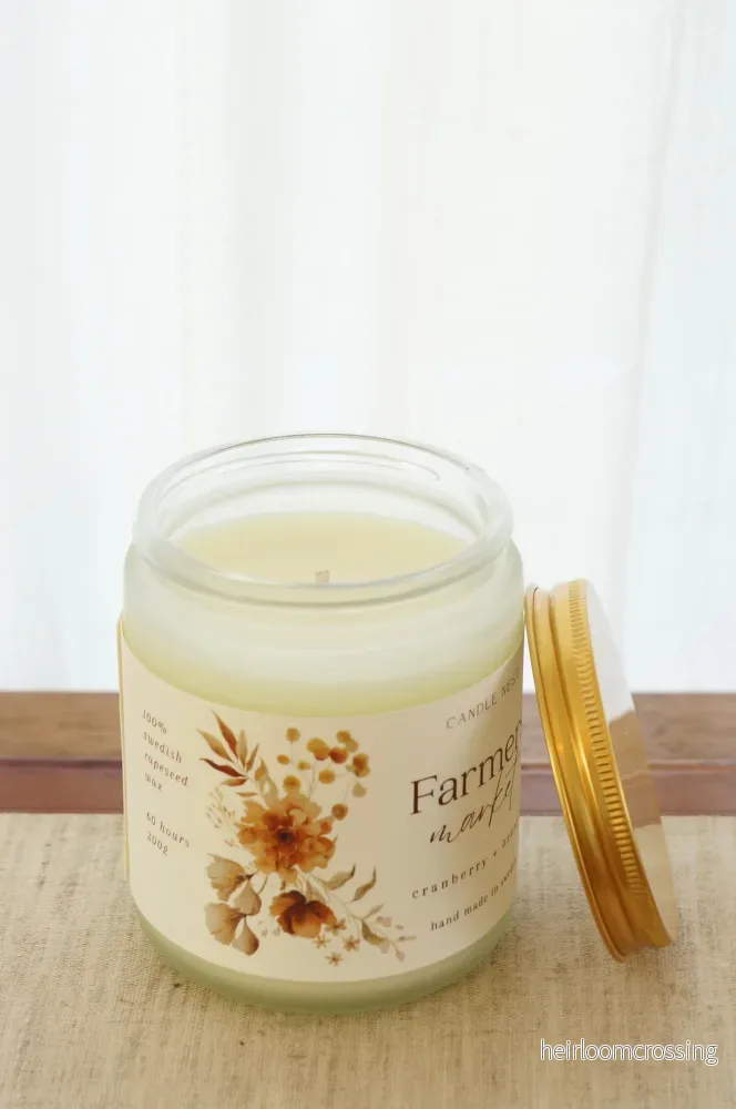 Doftljus i glasburk med guldlock – tranbär, apelsin & kanel – Farmers market – Signature candle - Bild 3