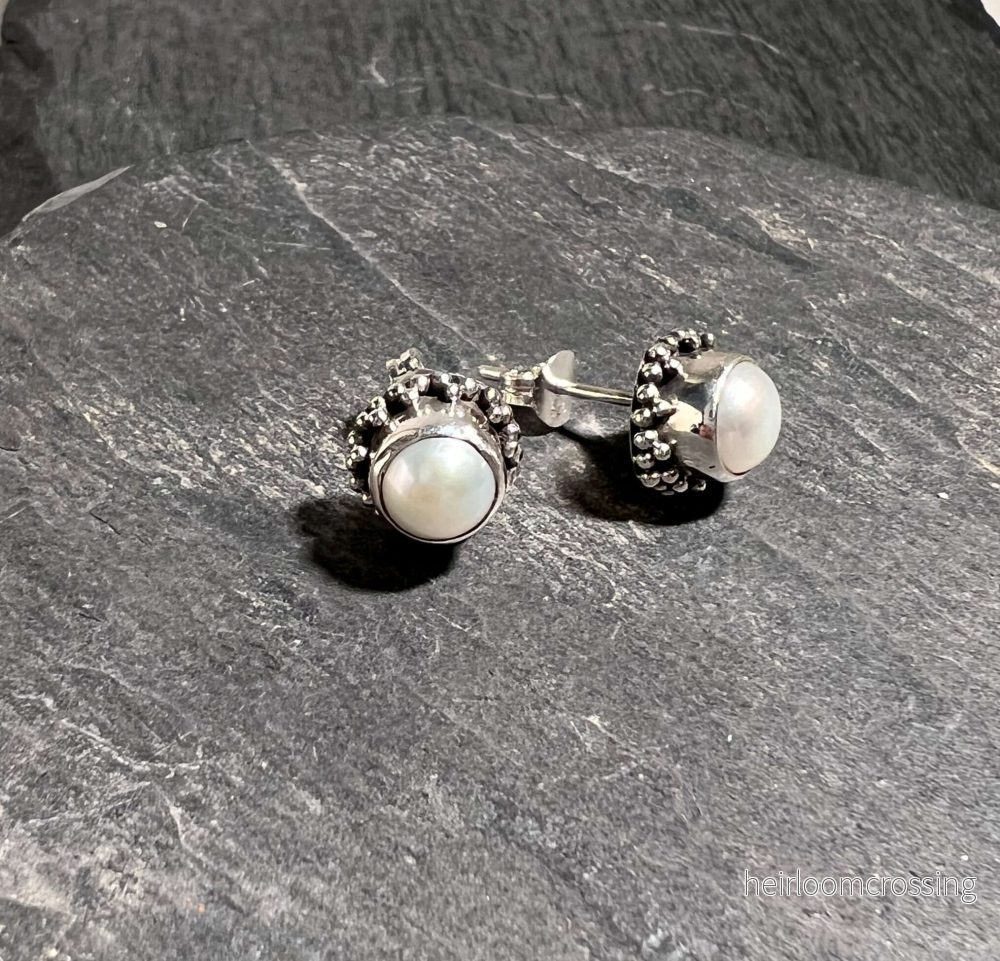Pärlörhängen av silver Wilda. Pärlörhängen av silver Wilda.