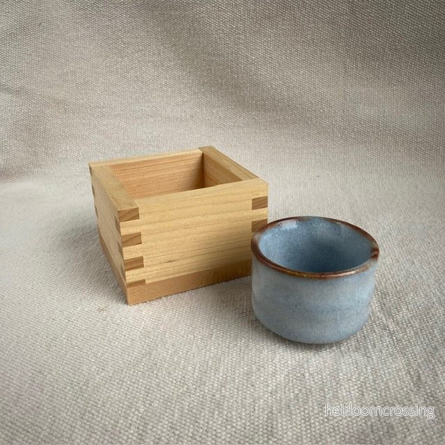 Sakekopp med låda i Hinoki cypress Sakekopp med låda i Hinoki cypress