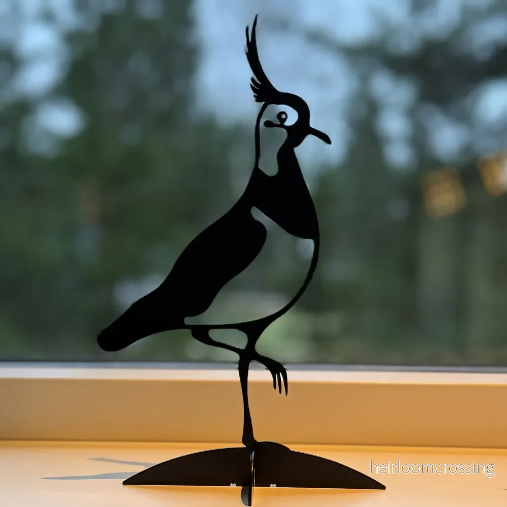 Tofsvipan Tina på fot.