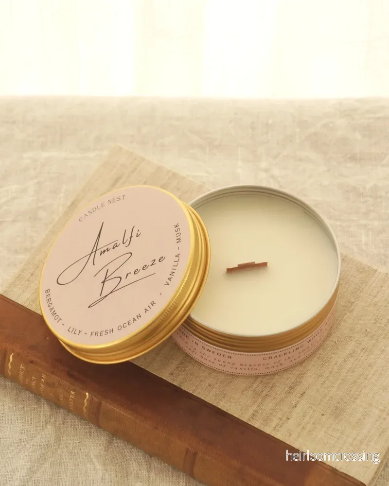 Doftljus i burk med träveke – bergamott, lilja & vanilj – Amalfi Breeze – Travel Candle Doftljus i burk med träveke – bergamott, lilja & vanilj – Amalfi Breeze – Travel Candle