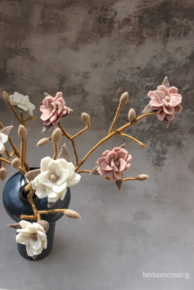 Tovad gren med blommor – Magnolia