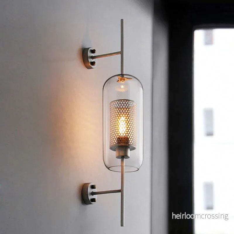 Vägglampa i glaskula – modern sänglampa Vägglampa i glaskula – modern sänglampa