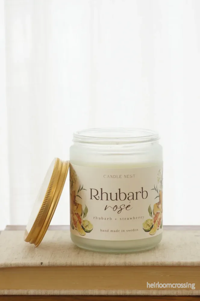 Doftljus i glasburk med guldlock – rabarber & jordgubbar – Rhubarb rosé – Signature candle Doftljus i glasburk med guldlock – rabarber & jordgubbar – Rhubarb rosé – Signature candle