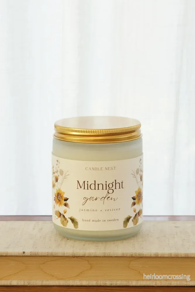 Doftljus i glasburk med guldlock – jasmin, citron & vetiver – Midnight garden – Signature candle - Bild 3