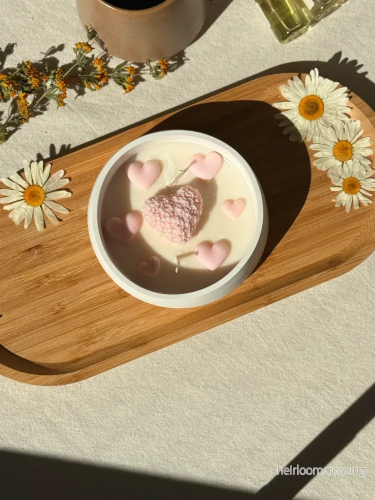 Sweetheart Blossom Soy Candle | Handmade Romantic Heart Candle with Essential Oils - Bild 2