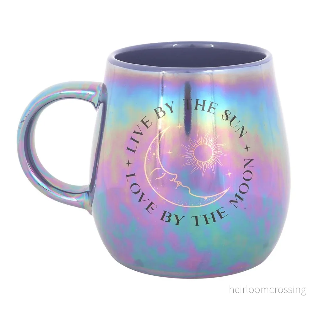 Mugg – Iriserande med budskap ”Live by the sun, Love by the moon”