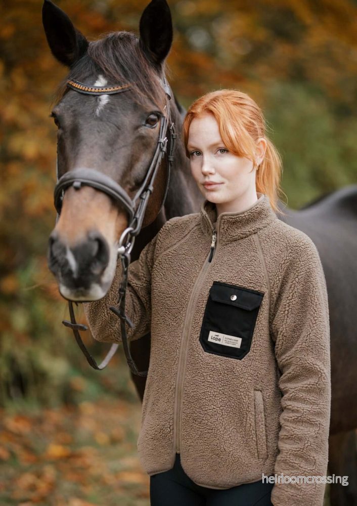 STABLE FLEECE KHAKI + GOLD