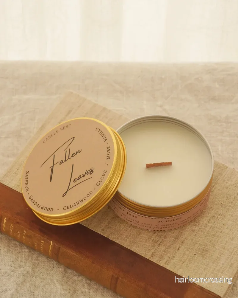 Doftljus i burk med träveke – sandelträ, vanilj & mysk – Fallen Leaves – Travel Candle Doftljus i burk med träveke – sandelträ, vanilj & mysk – Fallen Leaves – Travel Candle