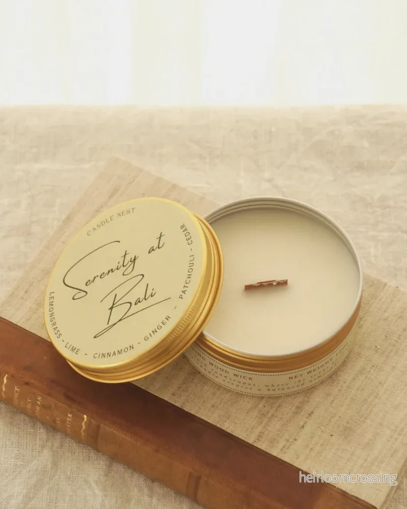 Doftljus i burk med träveke – citrongräs & ingefära – Serenity at Bali / Limoncello – Travel Candle Doftljus i burk med träveke – citrongräs & ingefära – Serenity at Bali / Limoncello – Travel Candle