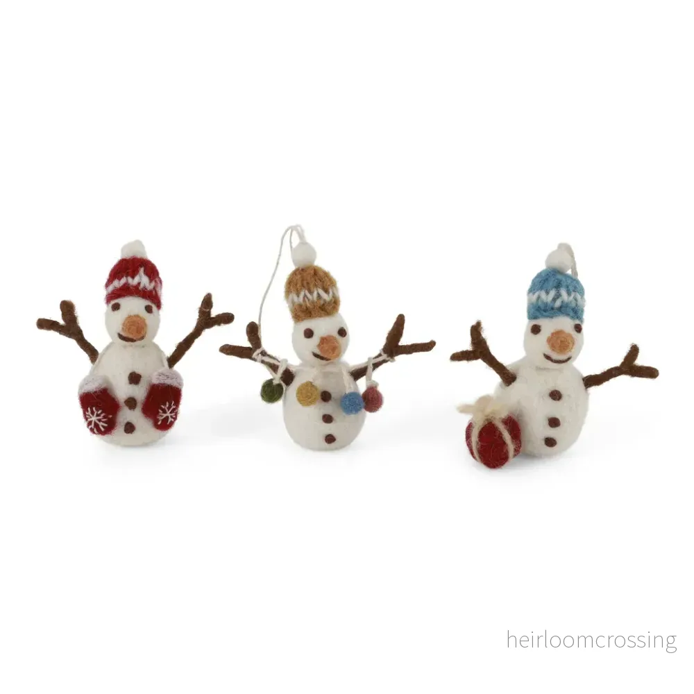 3 Tovade snögubbar med mössor och vantar 3 Tovade snögubbar med mössor och vantar