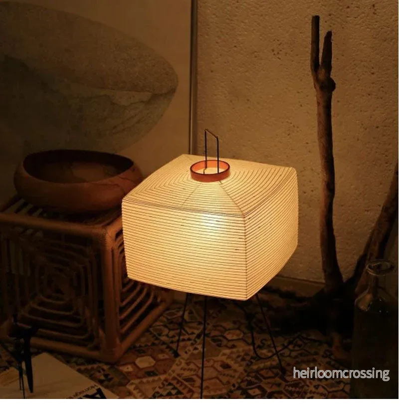 Golvlampa i rispapper med trefot – japansk wabi-sabi-design - Bild 2