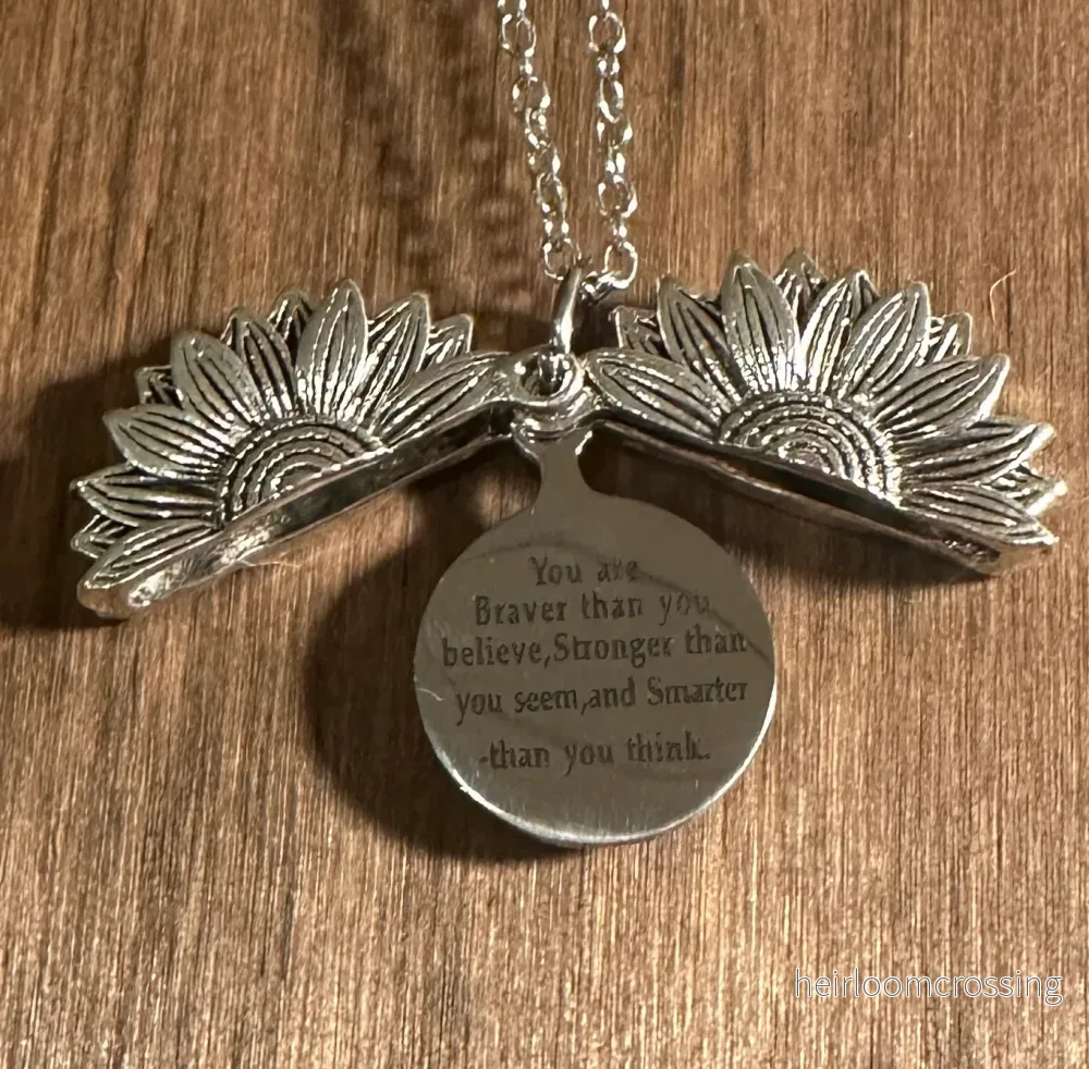 Halsband - Solros med budskap "You are Braver than you believe, Stronger than you seem and Smarter than you think " - Bild 2