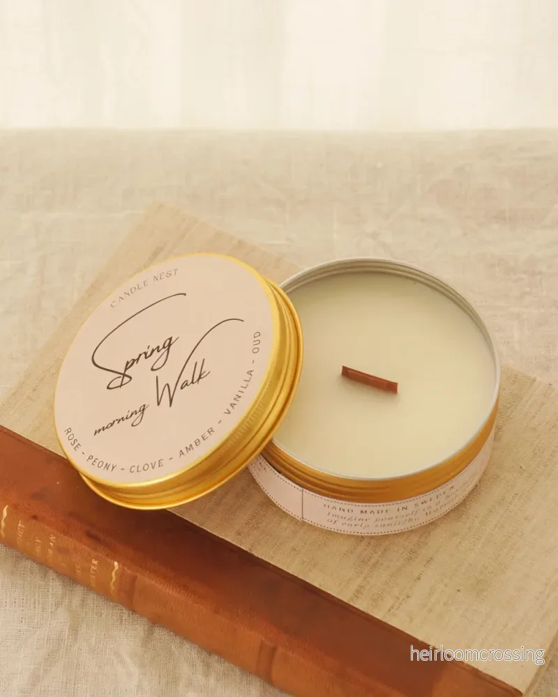 Doftljus i burk med träveke – ros & oud – Spring morning walks – Travel Candle Doftljus i burk med träveke – ros & oud – Spring morning walks – Travel Candle