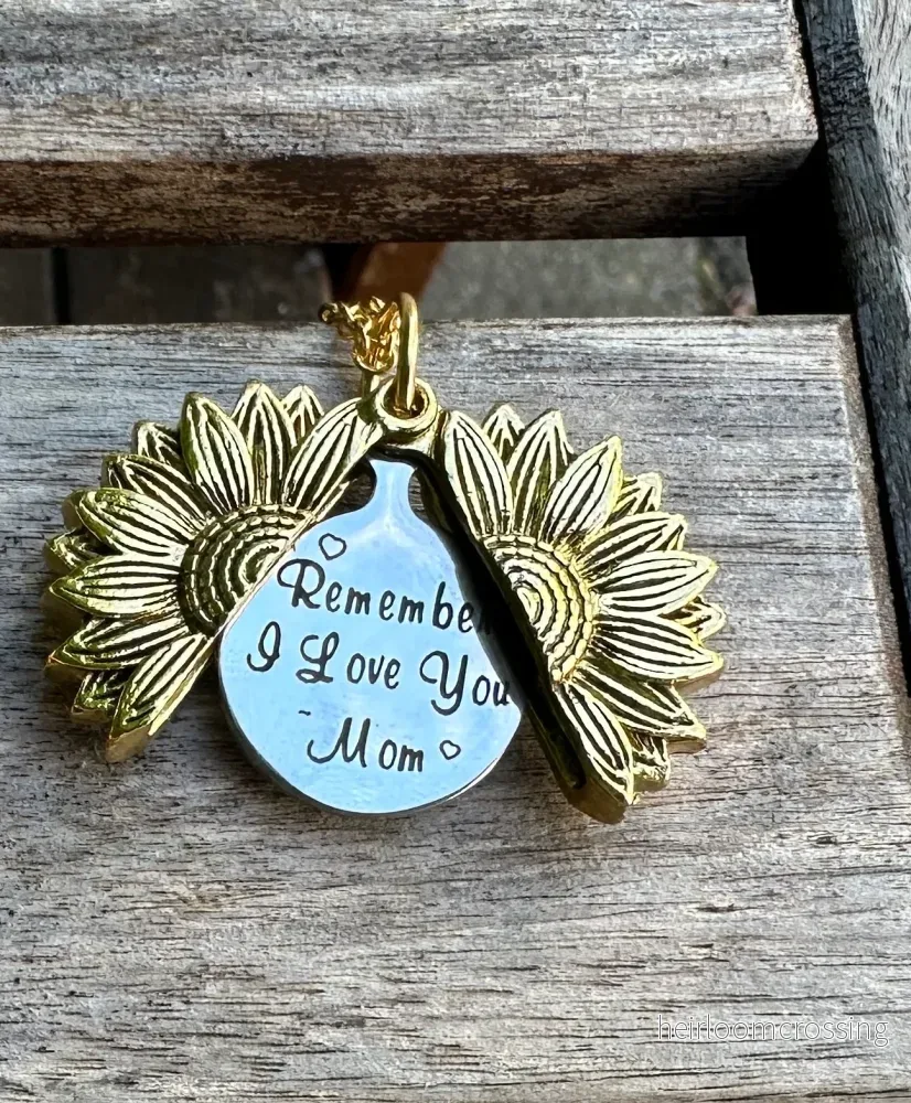 Halsband – Solros med budskapet ”Remember I love you – Mum” Halsband – Solros med budskapet ”Remember I love you – Mum”