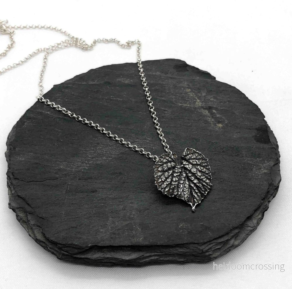 Silverhalsband med löv - handgjort