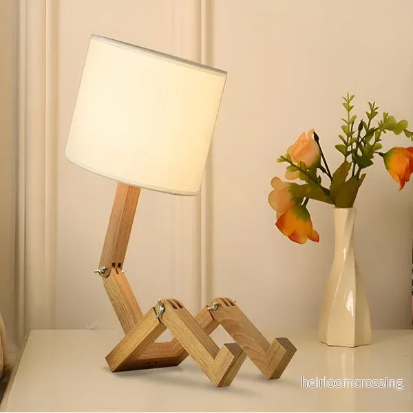 Flexibel robot skrivbordslampa i massivt trä – LumoBot Flexibel robot skrivbordslampa i massivt trä – LumoBot