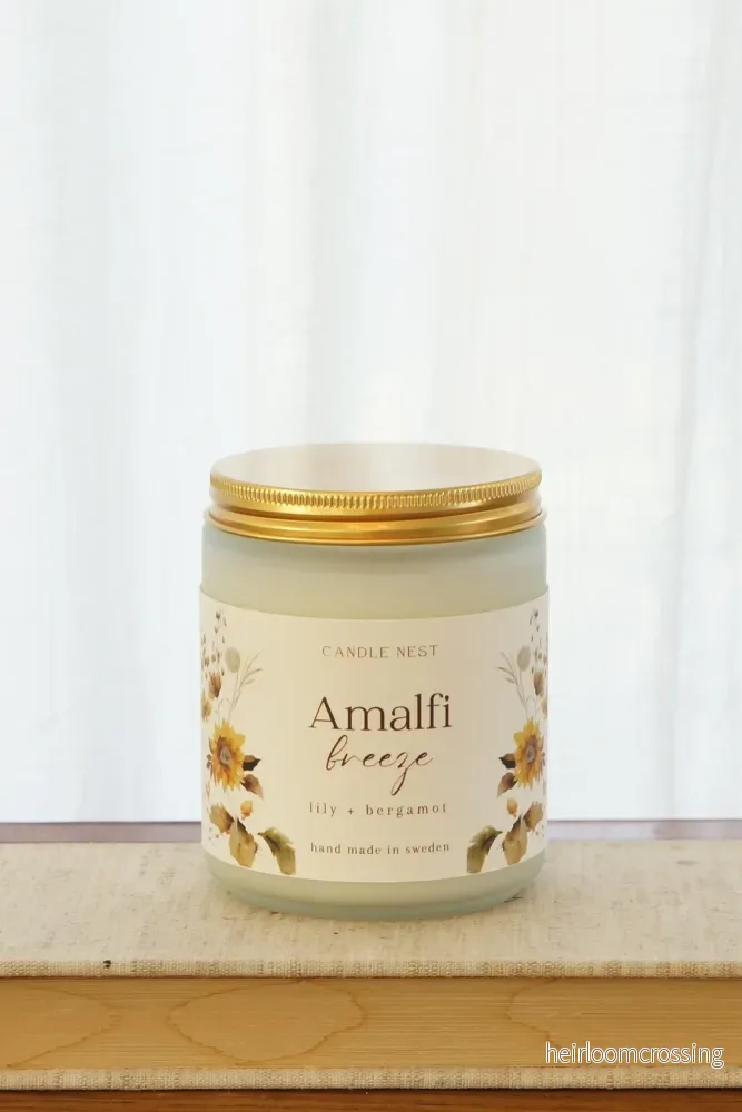 Doftljus i glasburk med guldlock – bergamott, lilja & vanilj – Amalfi breeze – Signature candle - Bild 3