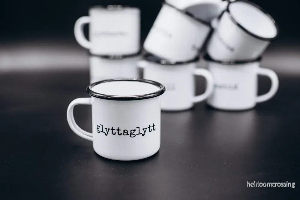 Emaljmuggar på skånska: Glyttaglytt