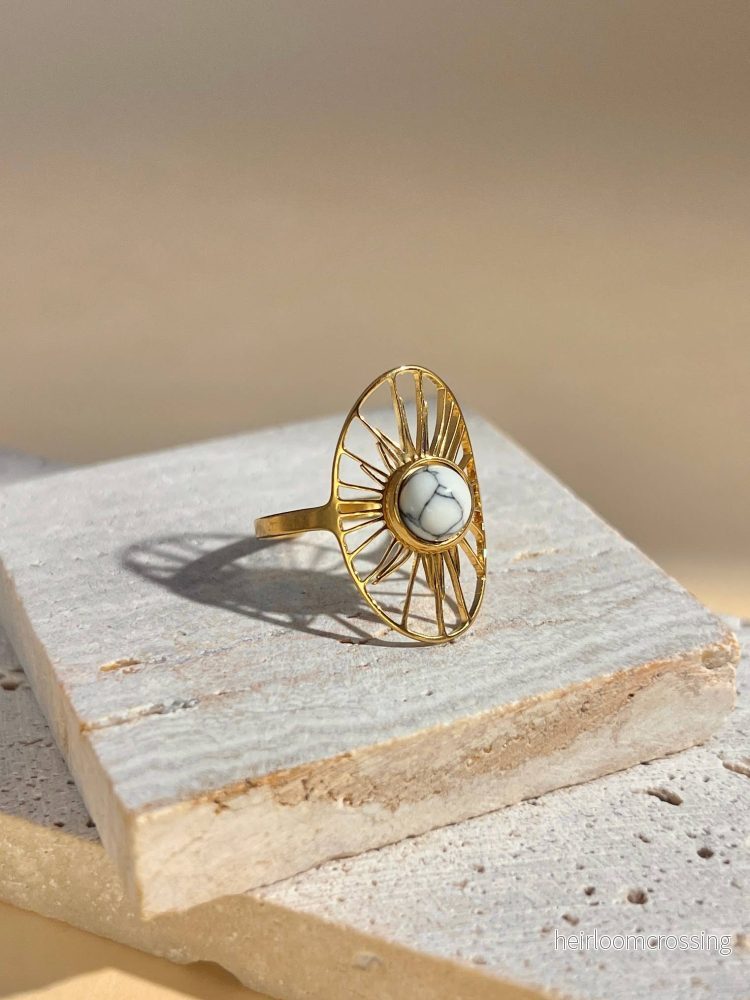 Ring med sten och solmotiv Ring med sten och solmotiv
