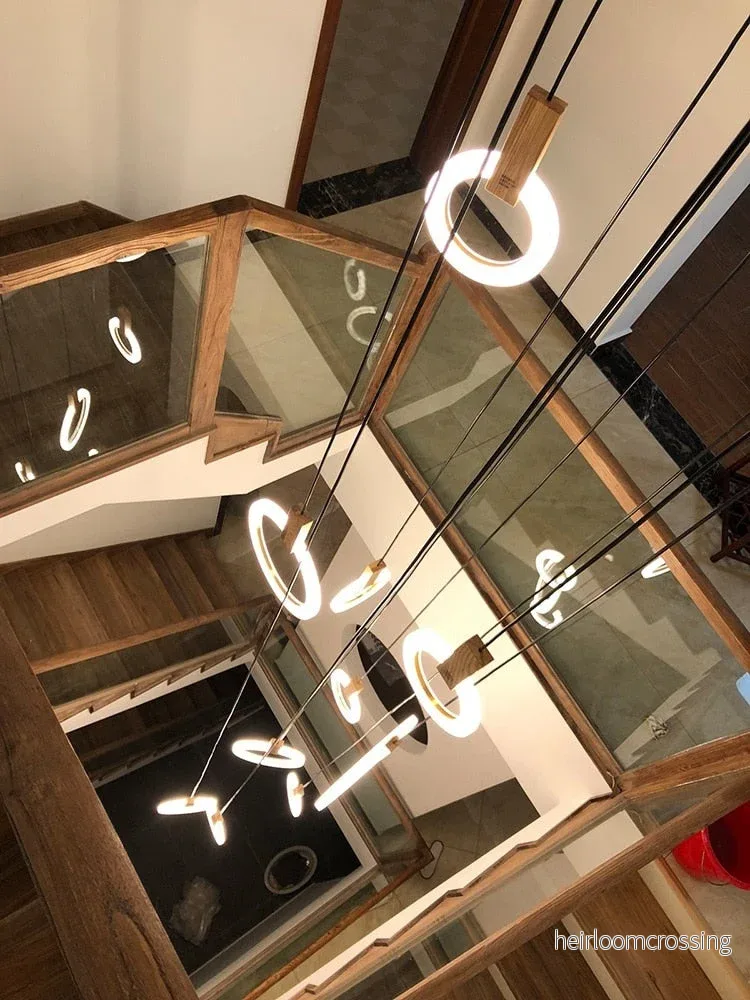 Ljuskrona Halo – modern LED-pendellampa i pilträ med varmt ljus för trapphus - Bild 2