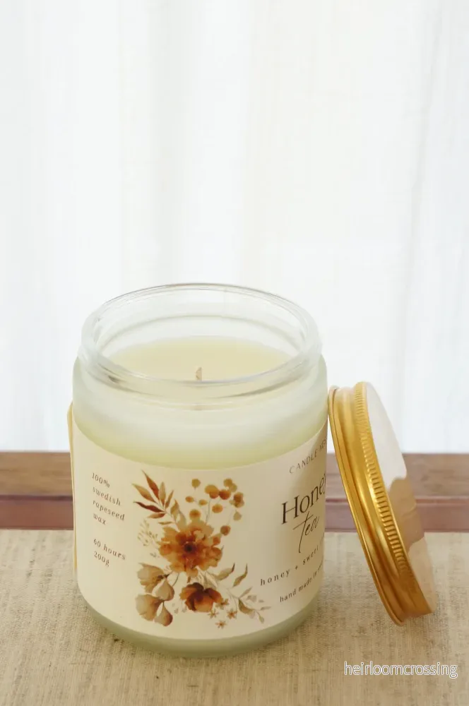 Doftljus i glasburk med guldlock – söta tobaksblad & honung – Honey tea – Signature candle - Bild 3
