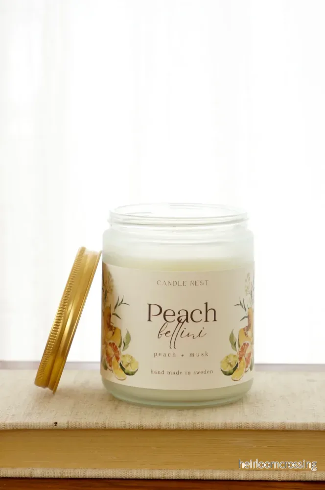 Doftljus i glasburk med guldlock – persika & mysk – Peach bellini – Signature candle