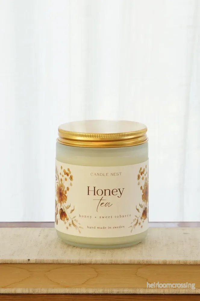 Doftljus i glasburk med guldlock – söta tobaksblad & honung – Honey tea – Signature candle - Bild 2