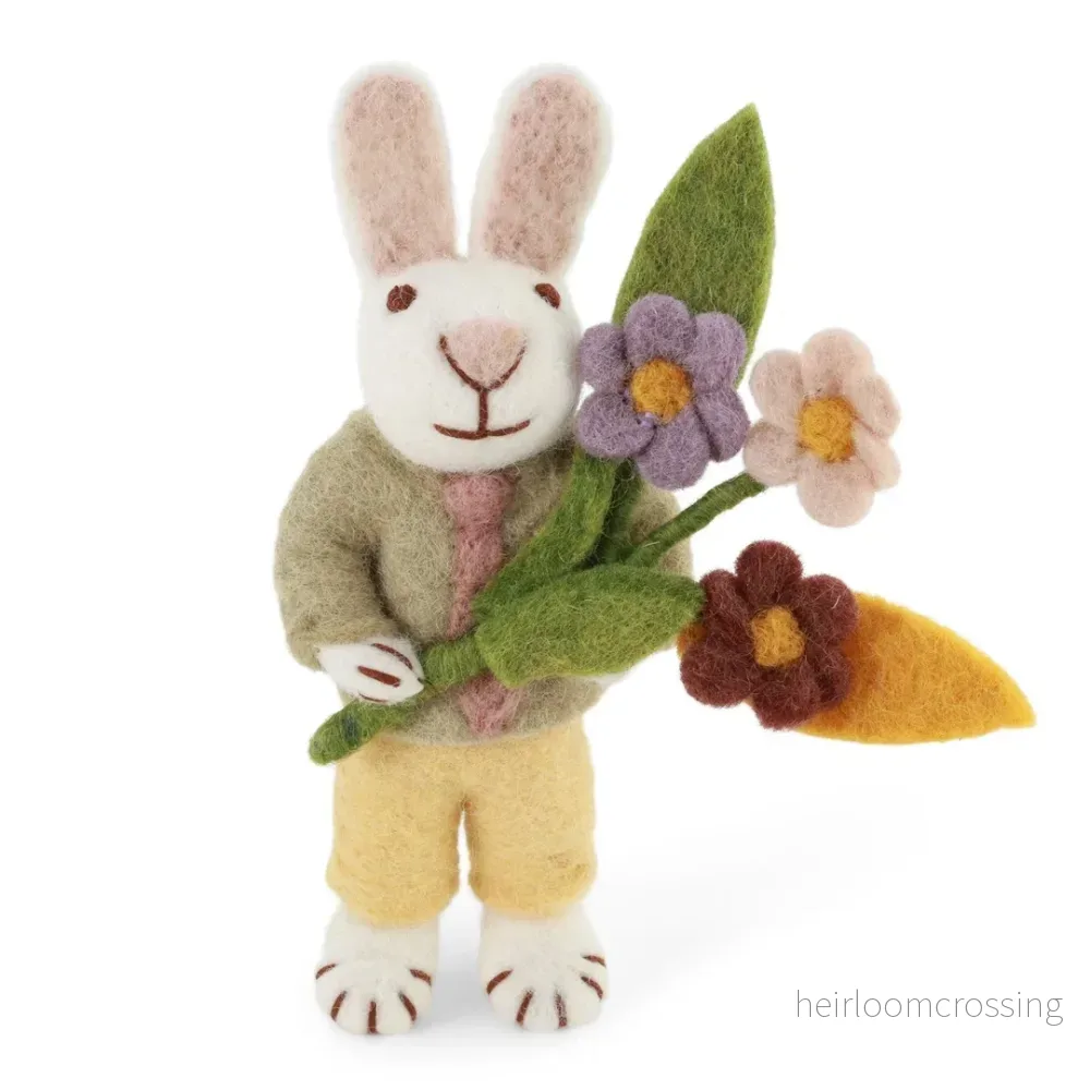 Tovad vit kaninkille med slips och blombukett Tovad vit kaninkille med slips och blombukett