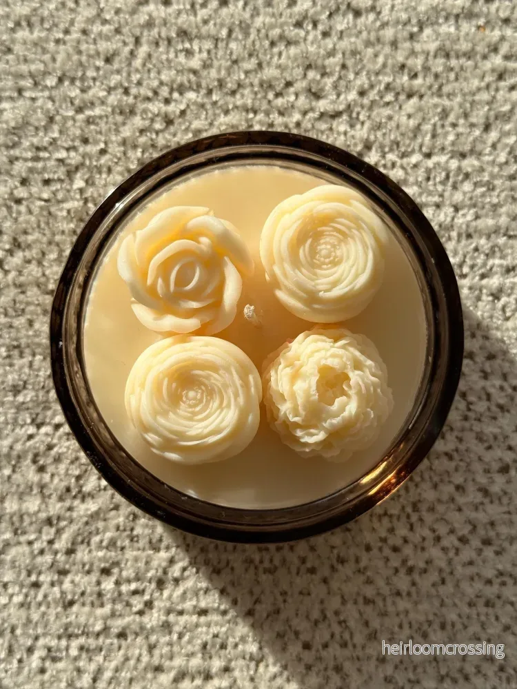 The Vintage Bloom" Four-Blossom Peony & Rose Amber Jar Candle - Bild 2