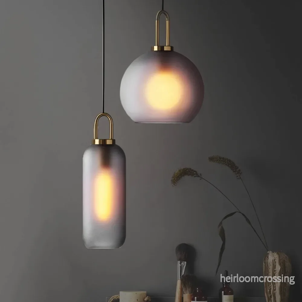 Pendellampa i rökfärgat glas – industriell taklampa för kök och matsal Pendellampa i rökfärgat glas – industriell taklampa för kök och matsal