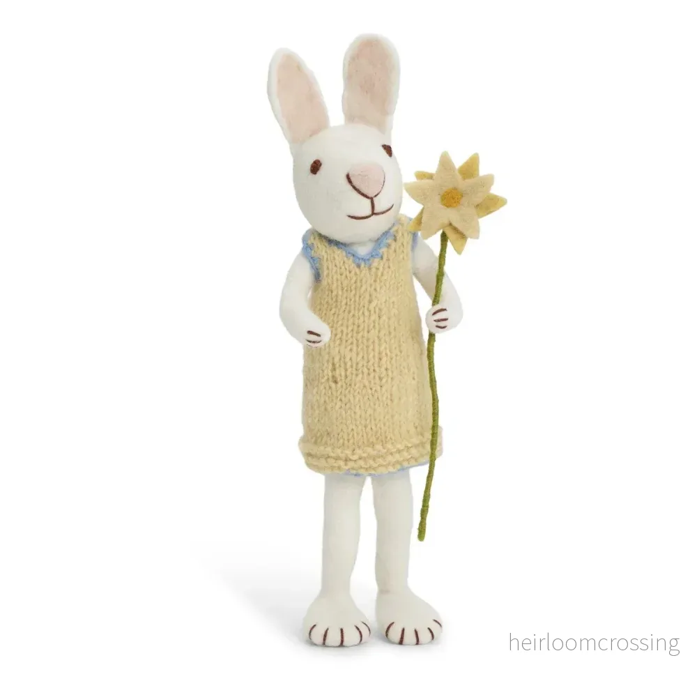 Tovad vit kanin med klänning och blomma (27 cm) Tovad vit kanin med klänning och blomma (27 cm)