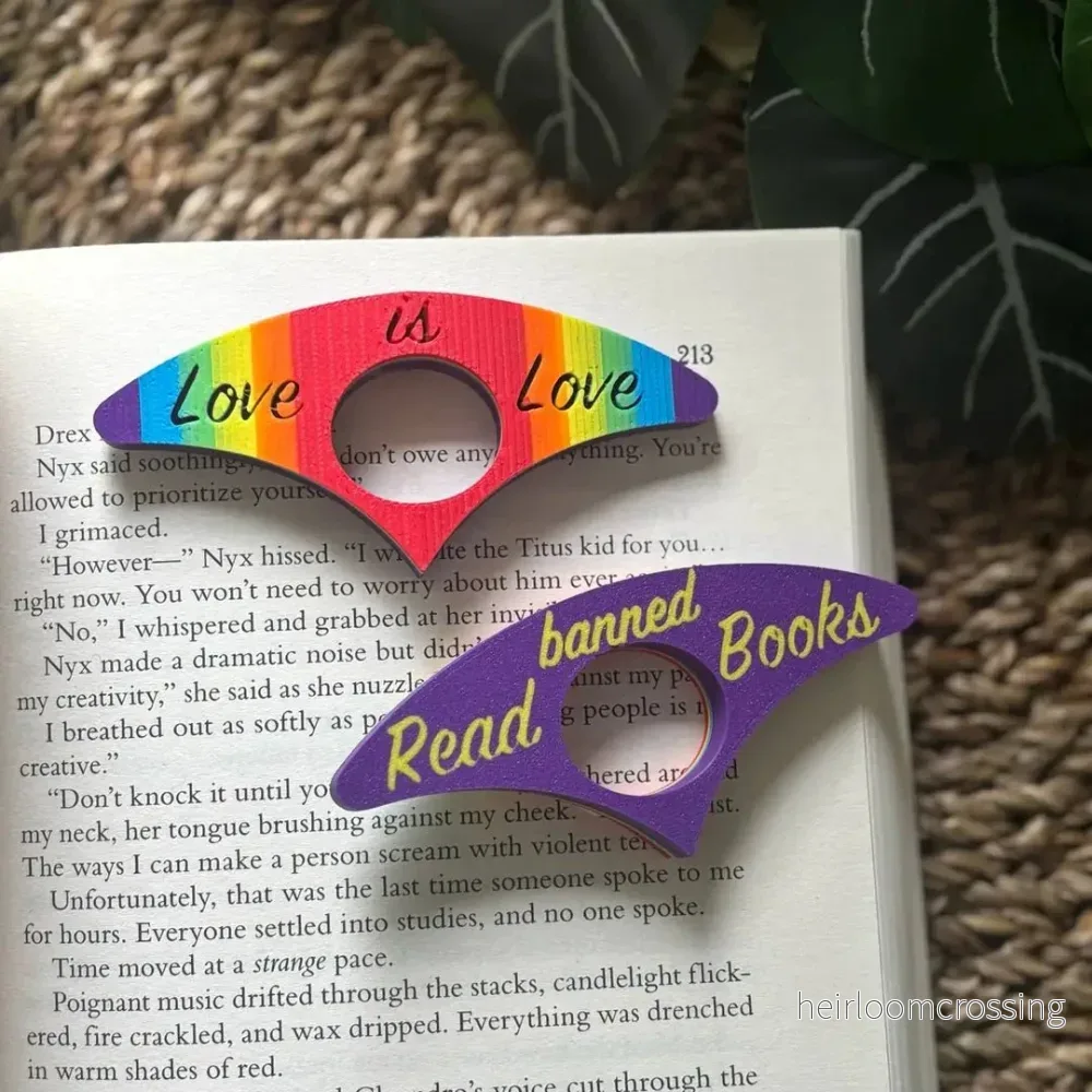 Thumbholder – Love Is Love Thumbholder – Love Is Love