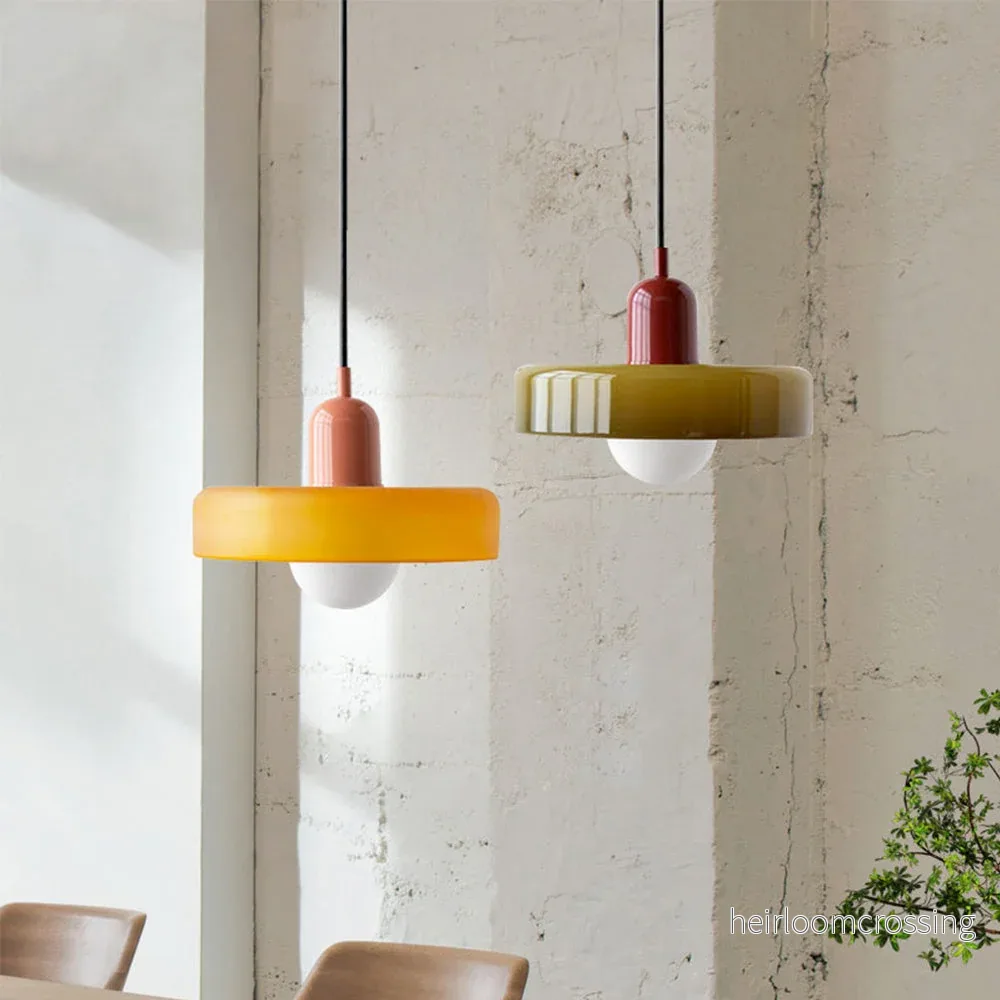 Färgglad pendellampa i Bauhausstil – StiloGlas
