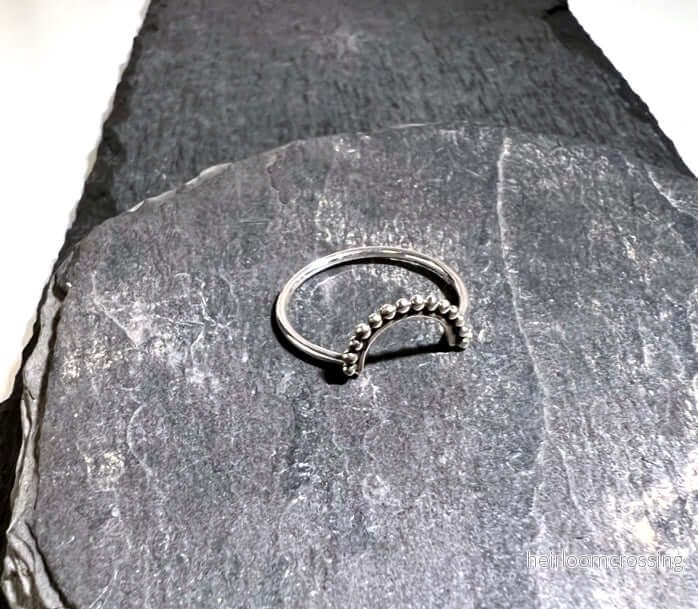 Tunn silverring Nila med små silverkulor