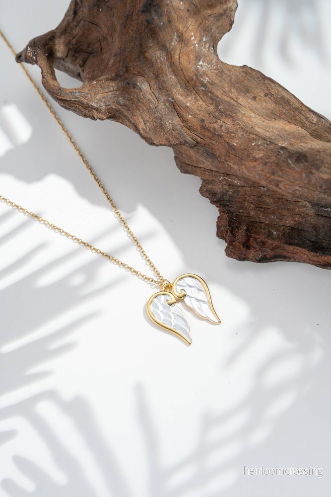 Änglavingar halsband i stål med pärlemorhjärta och himmelsk symbolik - Bild 2
