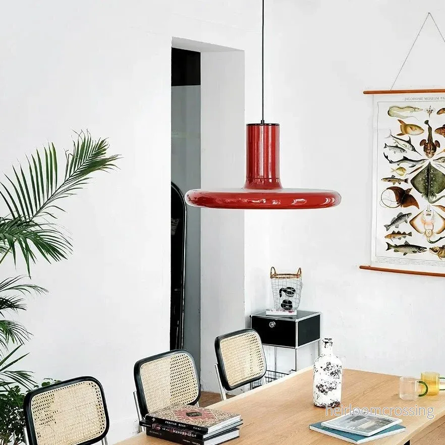 Pendellampa i mörkröd retrodesign – tefatsformad taklampa Pendellampa i mörkröd retrodesign – tefatsformad taklampa