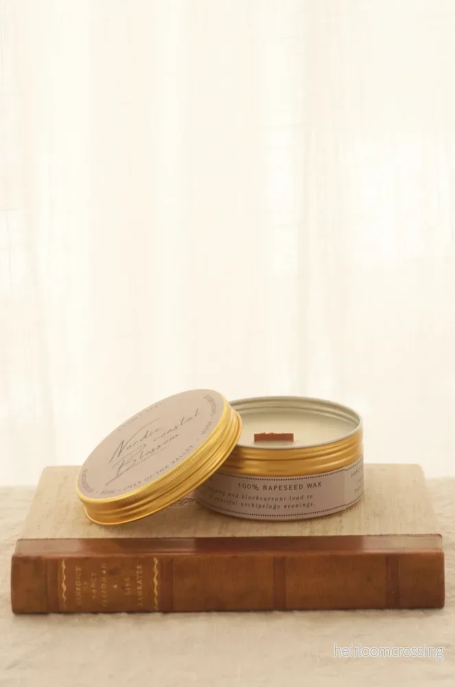 Doftljus i burk med träveke – björnbär & liljekonvalj – Nordic Coastal Blossom – Travel Candle - Bild 3
