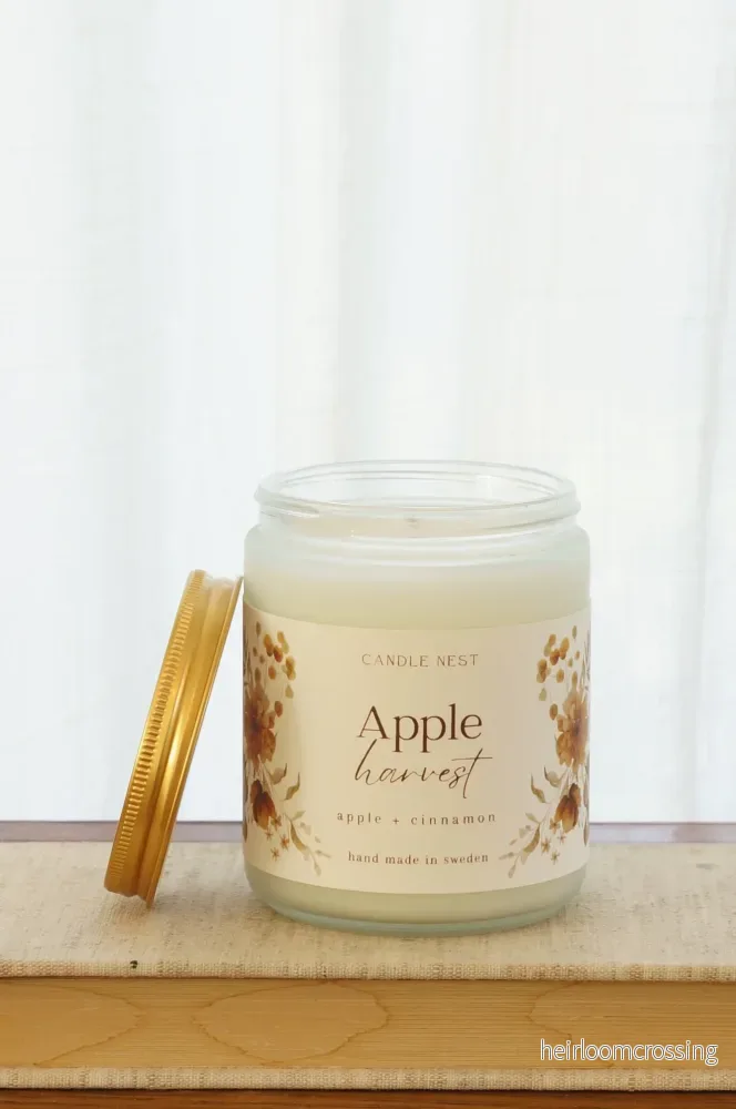 Doftljus i glasburk med guldlock –  äpple, kanel & apelsin – Apple Harvest – Signature candle