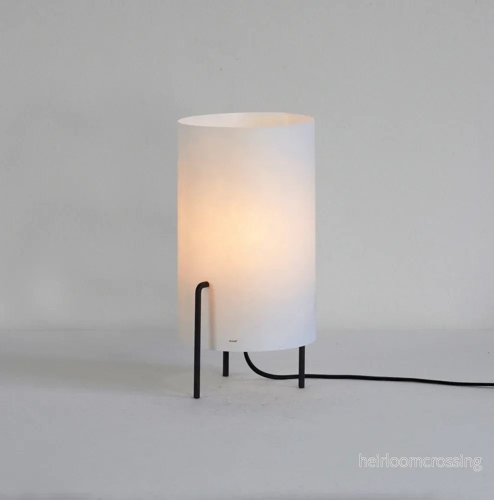 Trefot bordslampa