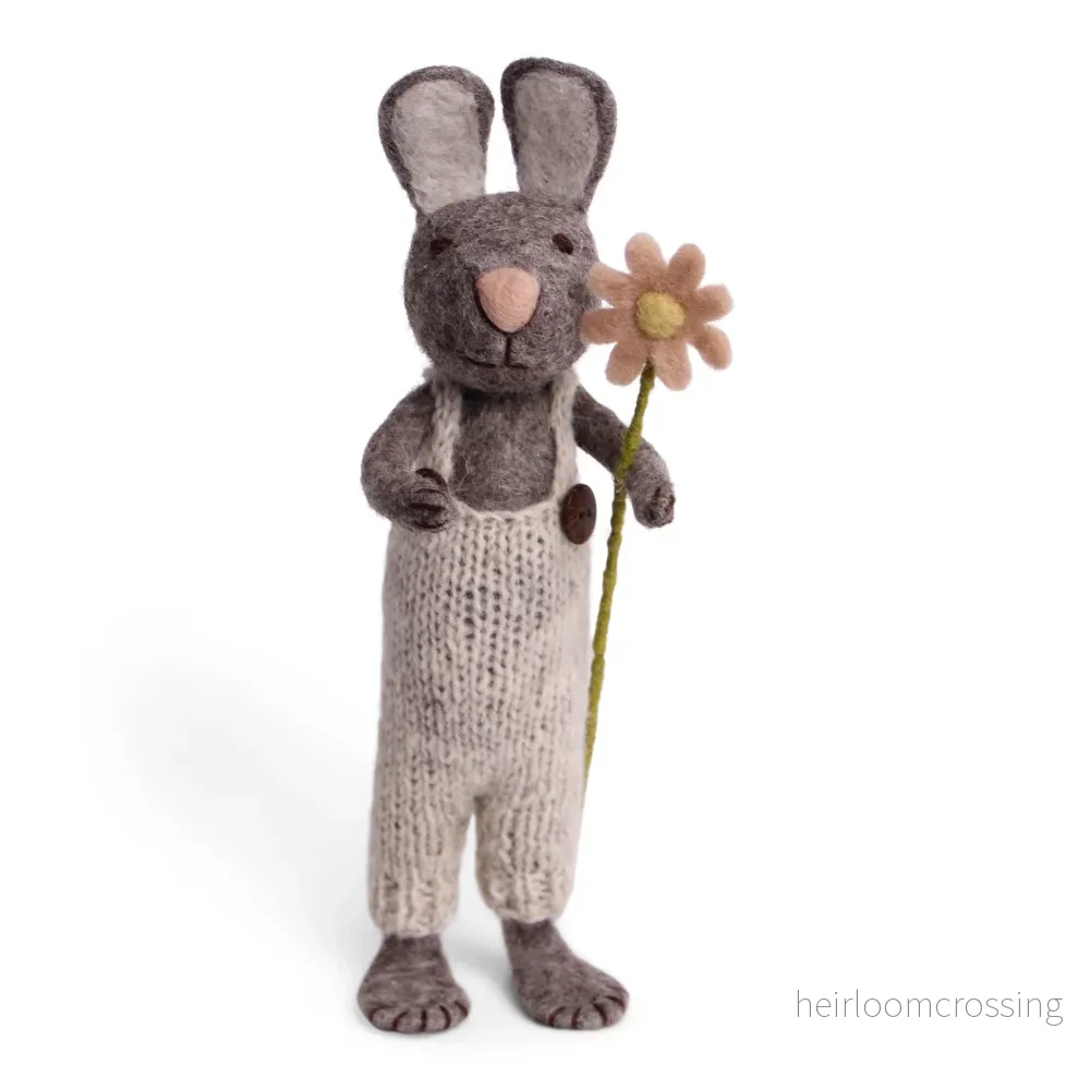 Tovad stor grå kanin med byxor och blomma (27cm)