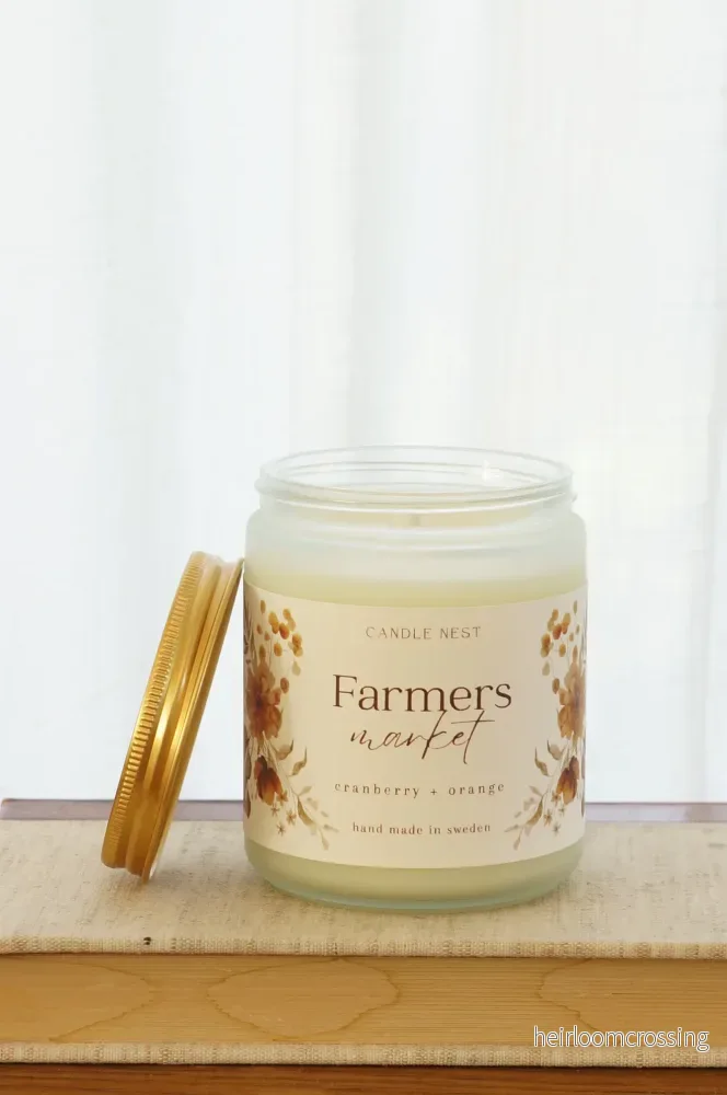 Doftljus i glasburk med guldlock –  tranbär, apelsin & kanel – Farmers market – Signature candle