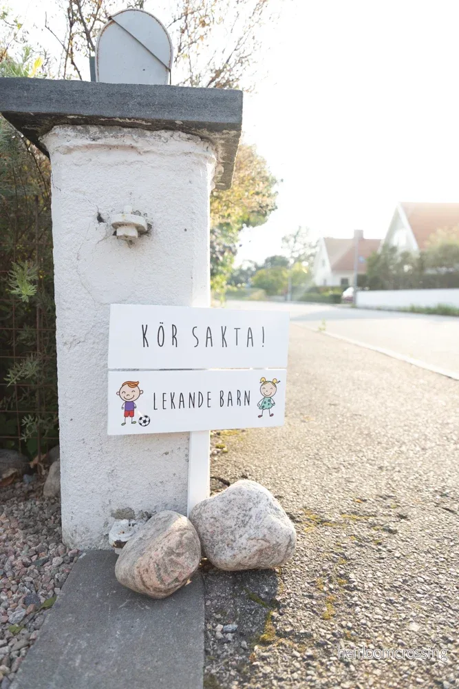 Skylt ”Kör sakta – Lekande barn” Skylt ”Kör sakta – Lekande barn”