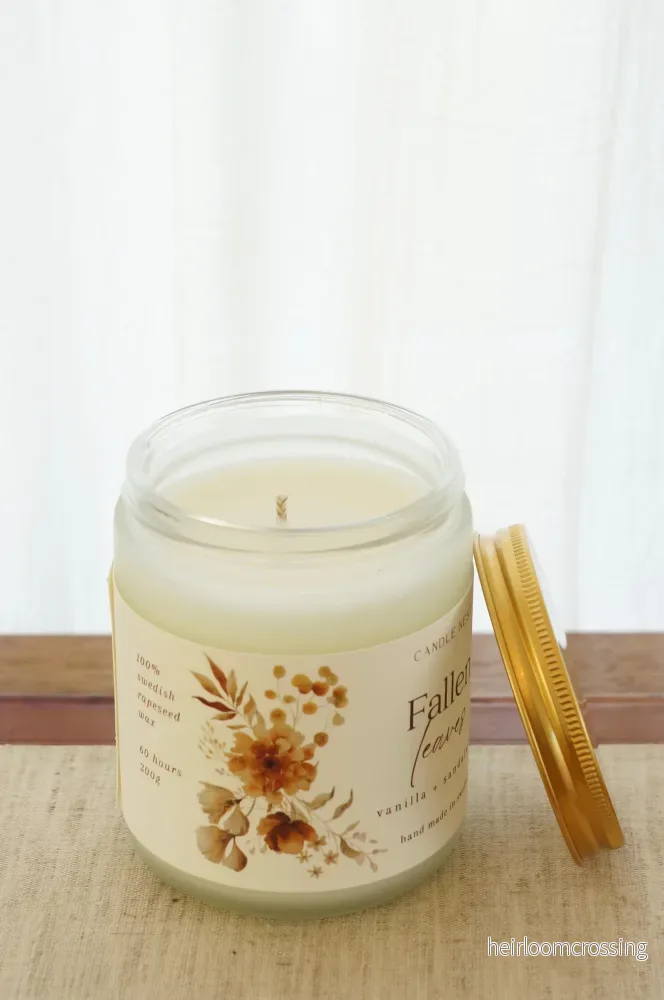 Doftljus i glasburk med guldlock – sandelträ, vanilj & mysk – Fallen leaves – Signature candle - Bild 3
